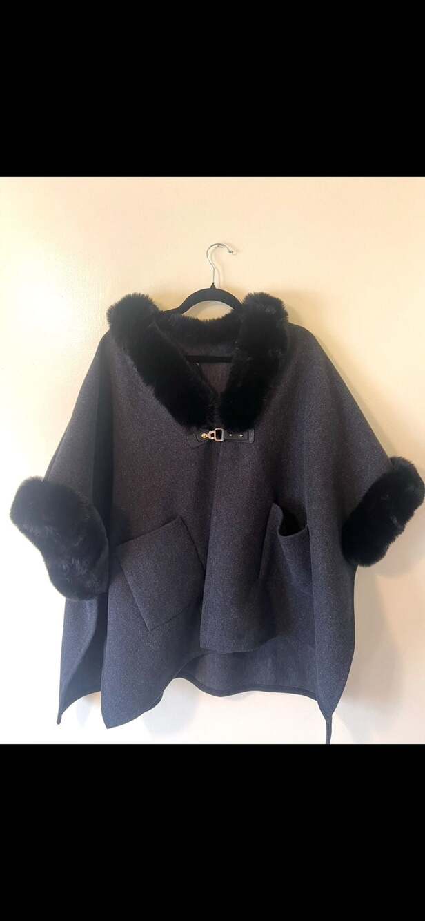 Vince Camuto Faux Fur Trim Wool-Like Cape with Front Buckle Closure 0010